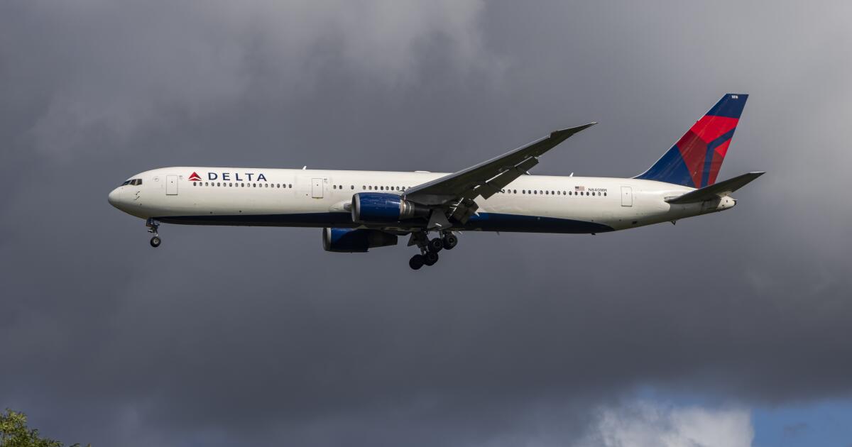 Featured image for Delta Flight Makes Emergency Landing at LAX After Engine Fire