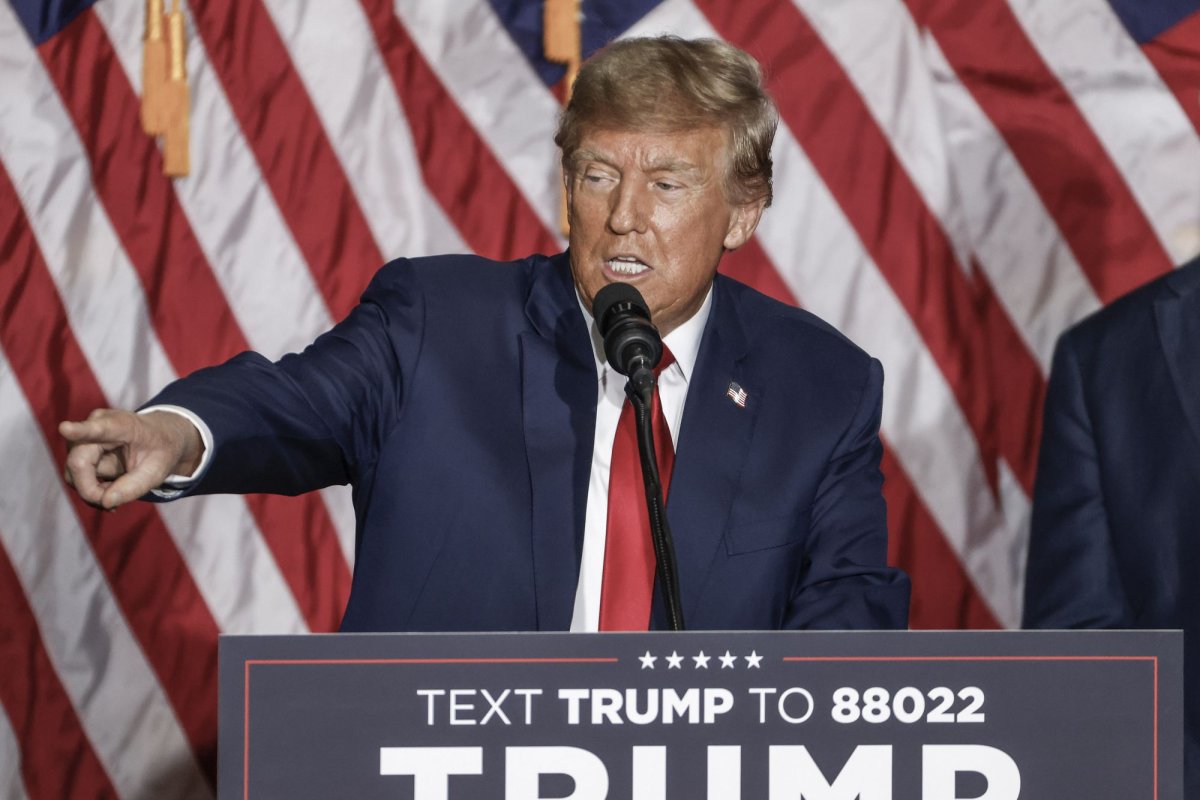 "Trump Vows to Block Japanese Firm's Bid for U.S. Steel Sale"