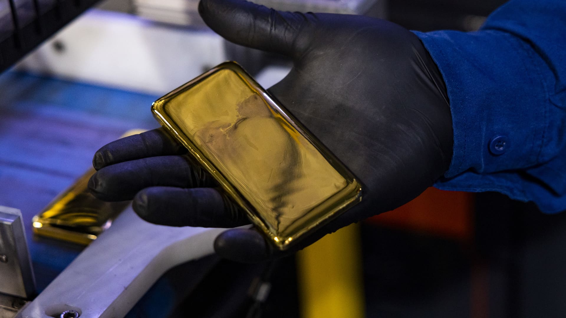 Featured image for Gold Prices Decline Amid Stronger Dollar and US Jobs Data Anticipation