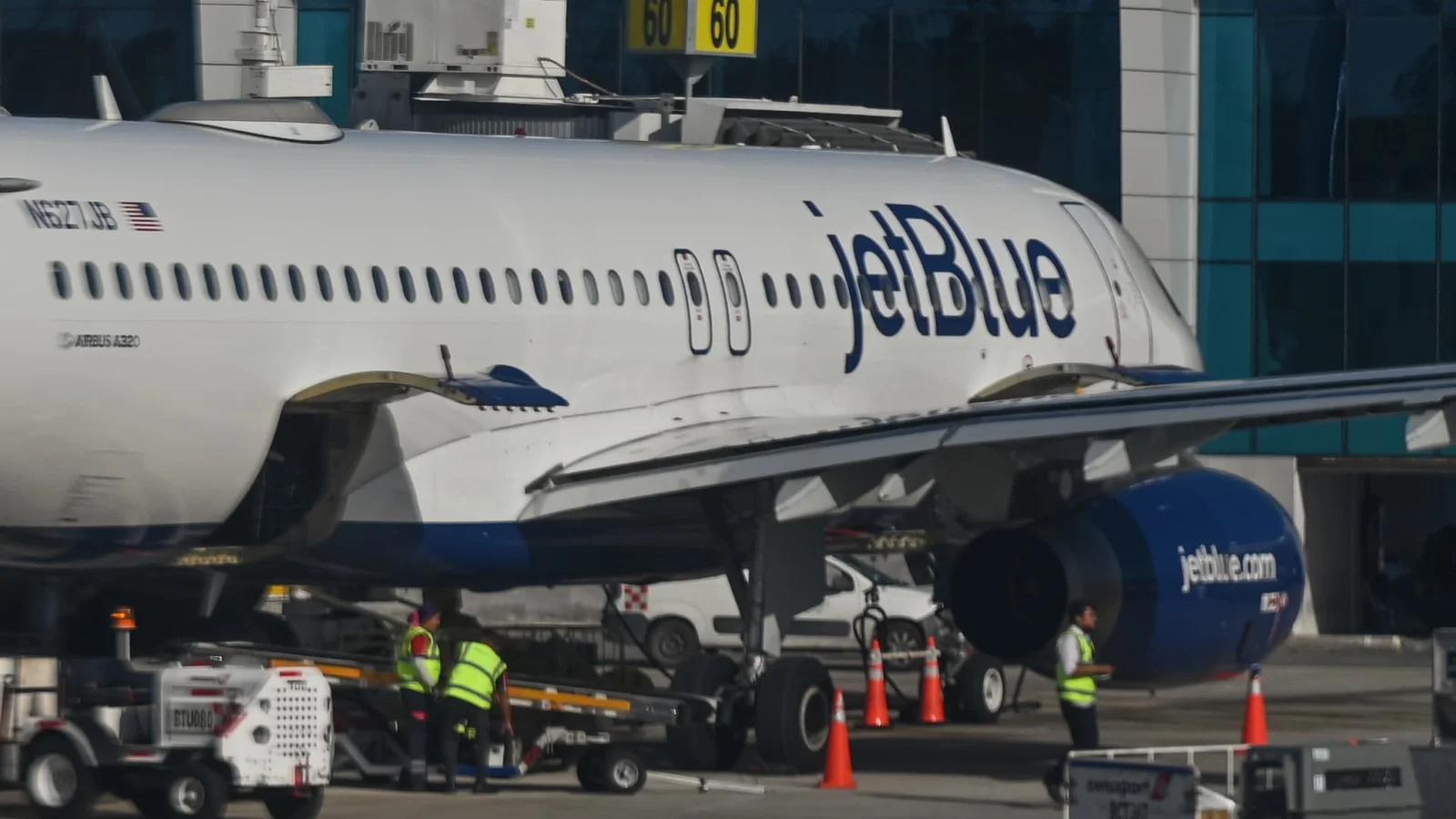 "Maximizing JetBlue Travel Benefits: A Guide to Mosaic Status and Mint Upgrades"