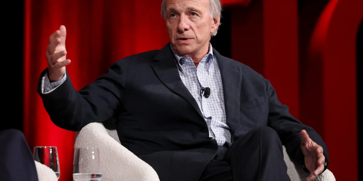 Featured image for Wall Street Experts and Ray Dalio Urge Investing in Gold Amid US Debt Concerns