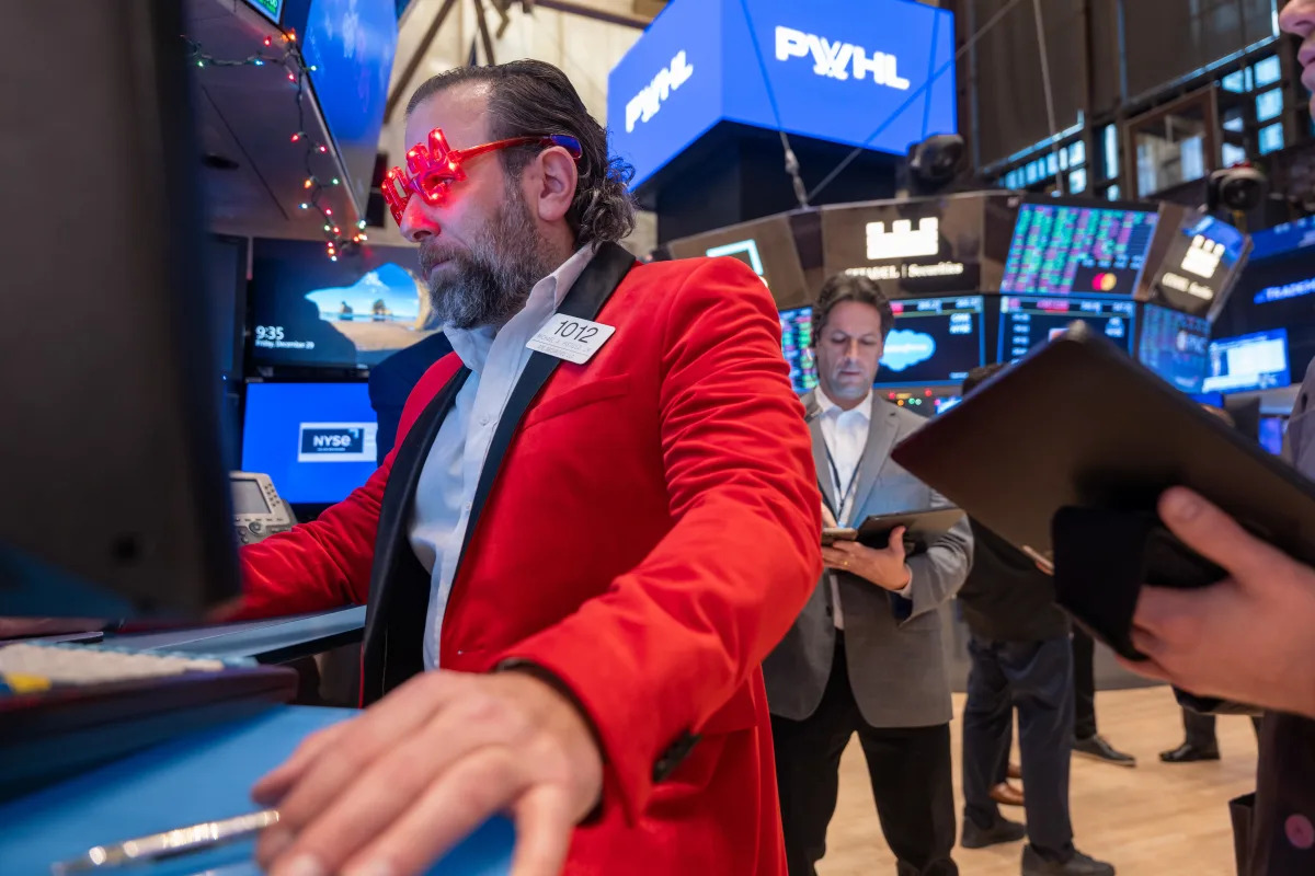 "Wall Street Faces Rocky Start to 2024 as Stocks and Bonds Stumble"