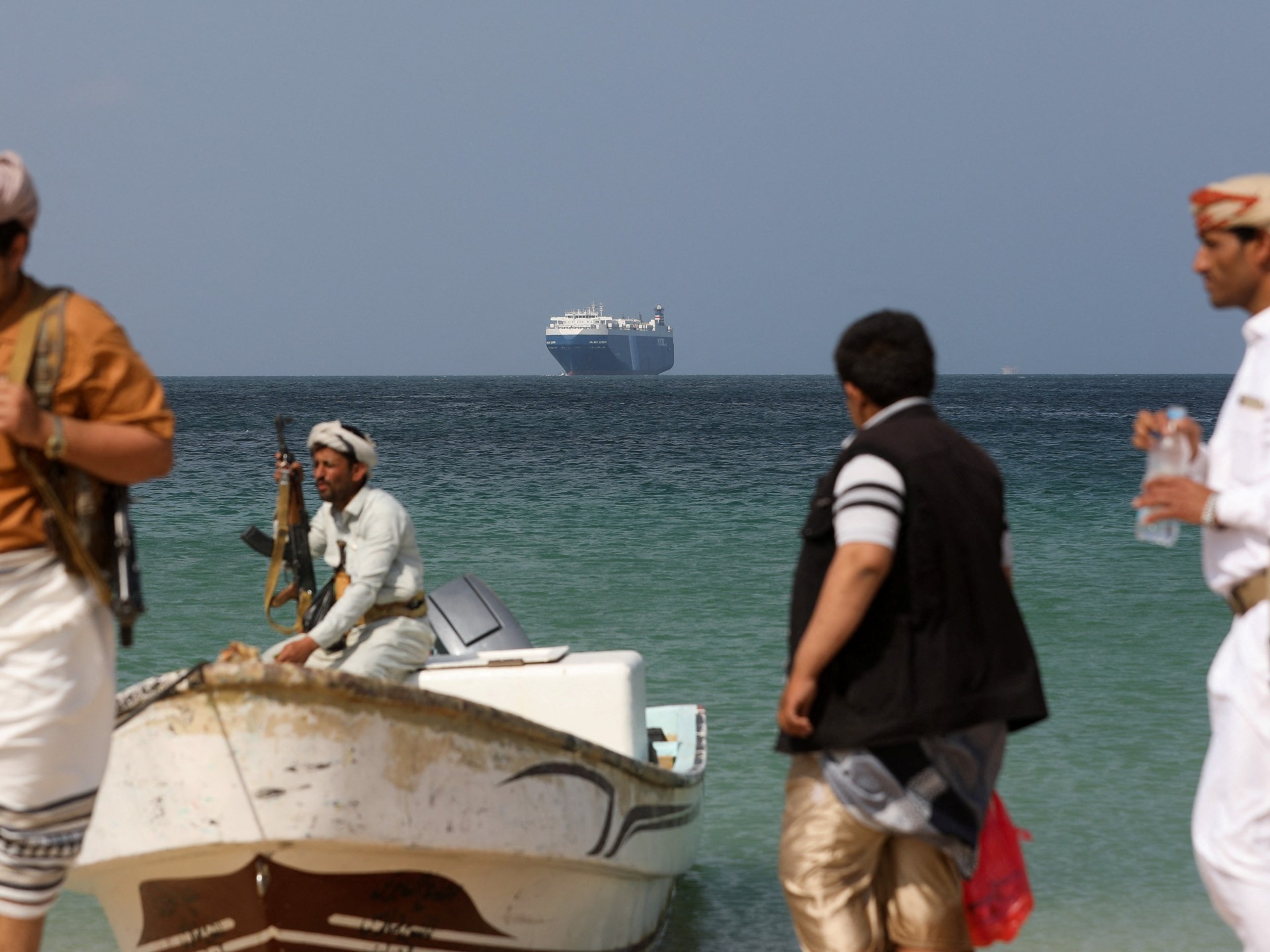 Shipping Giants Suspend Red Sea Routes Amid Houthi Attacks