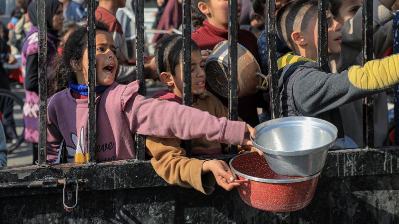 "UN Aid Chief Warns of Rapidly Escalating Famine Crisis in Gaza"