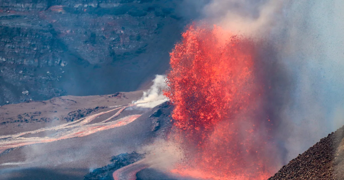 Featured image for Kilauea Volcano in Hawaii Erupts with Spectacular Lava Displays