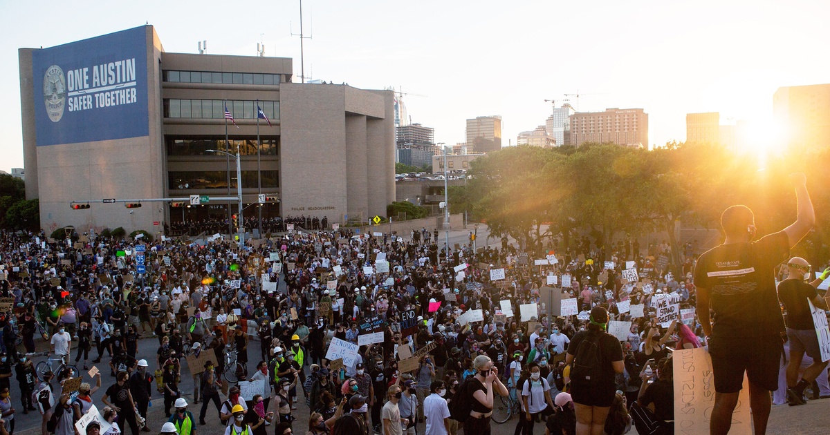 Featured image for "Excessive force and assault charges dropped against 17 Austin police officers in 2020 protests"