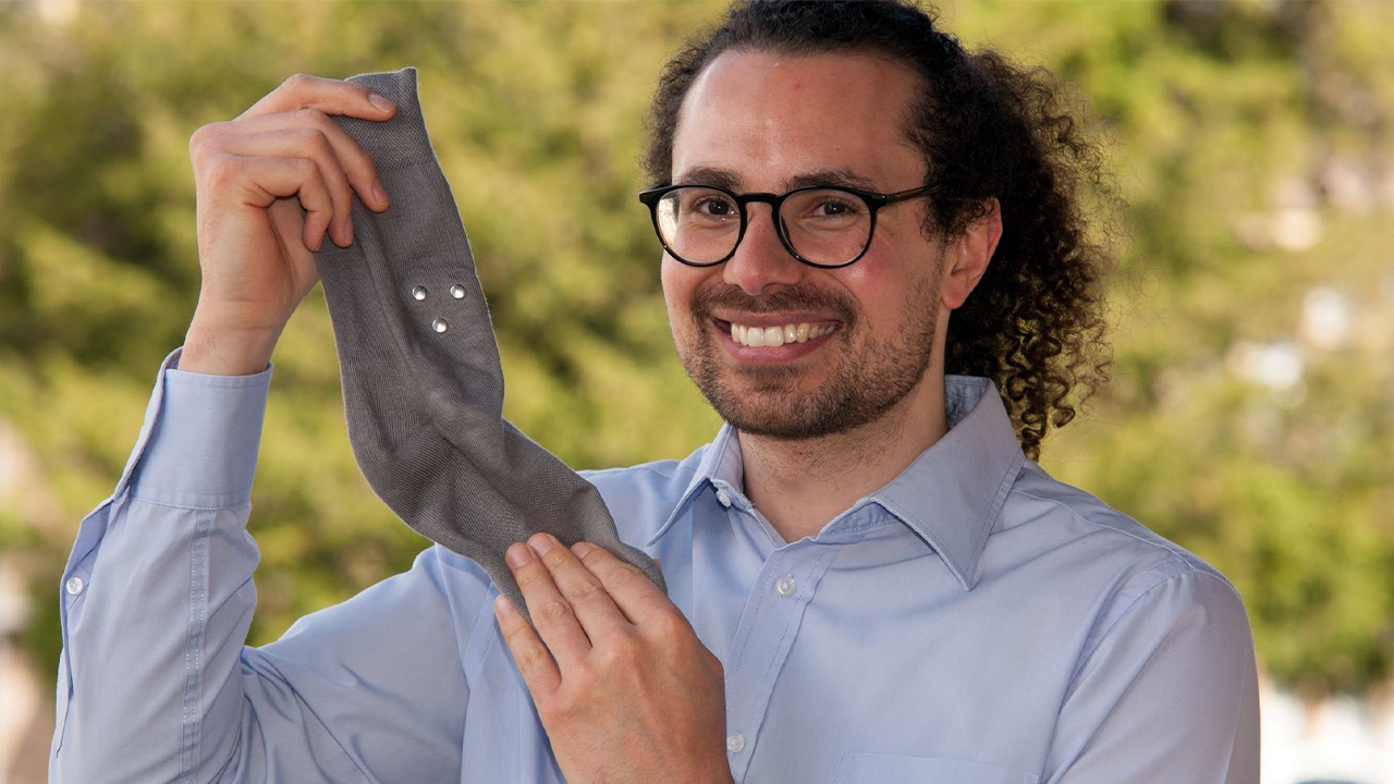 "Smart Clothing: AI Revolutionizes Dementia Care"