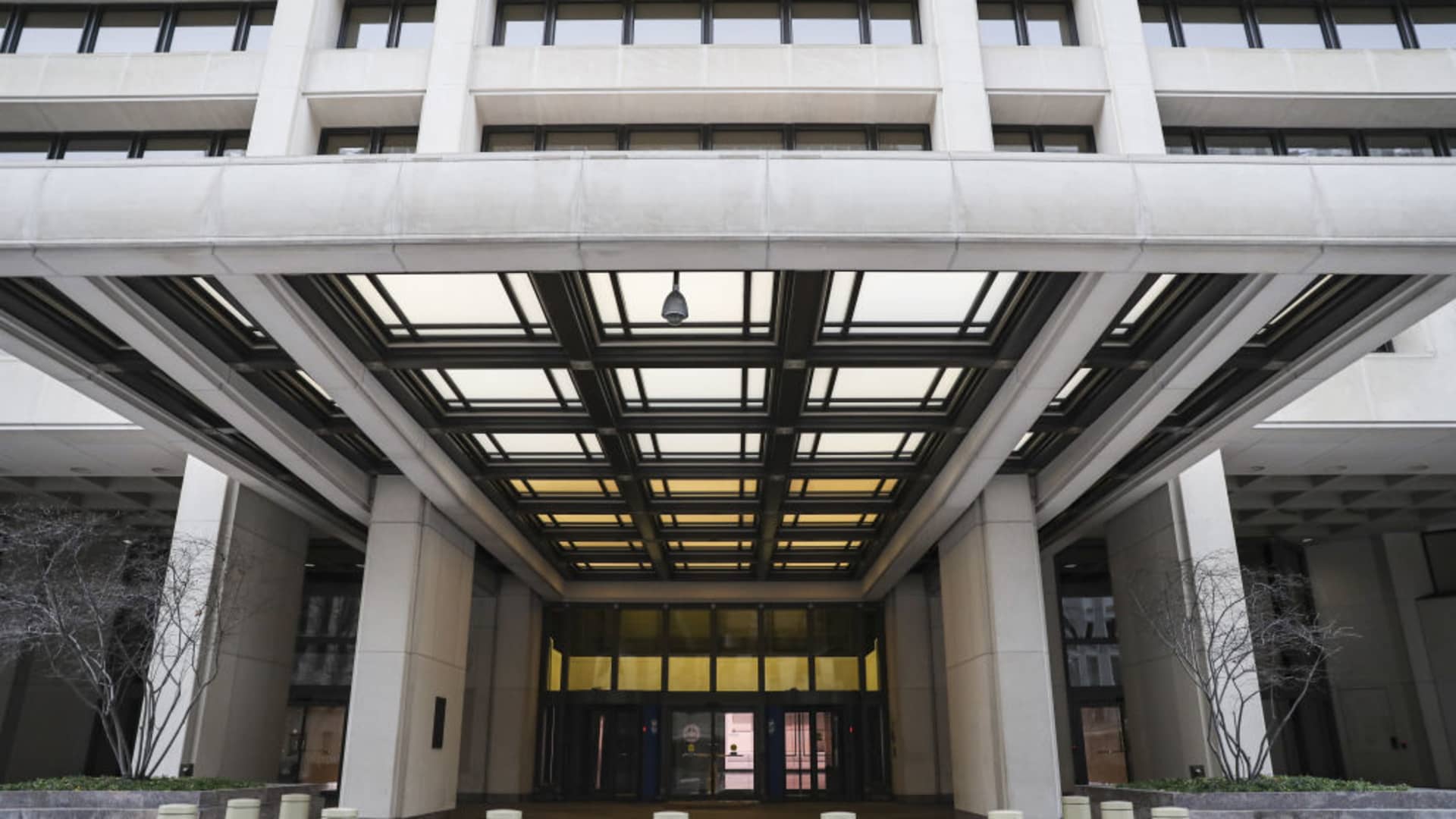 Featured image for IMF warns of financial stability risks from geopolitical tensions and shadow banks.