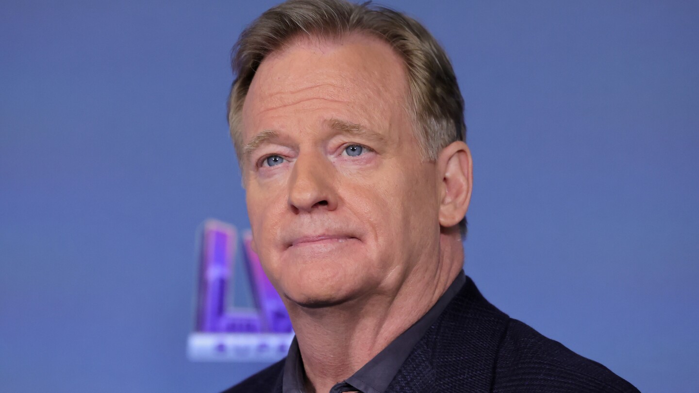 Featured image for "Goodell Disagrees with 49ers' Super Bowl Practice Field Concerns"