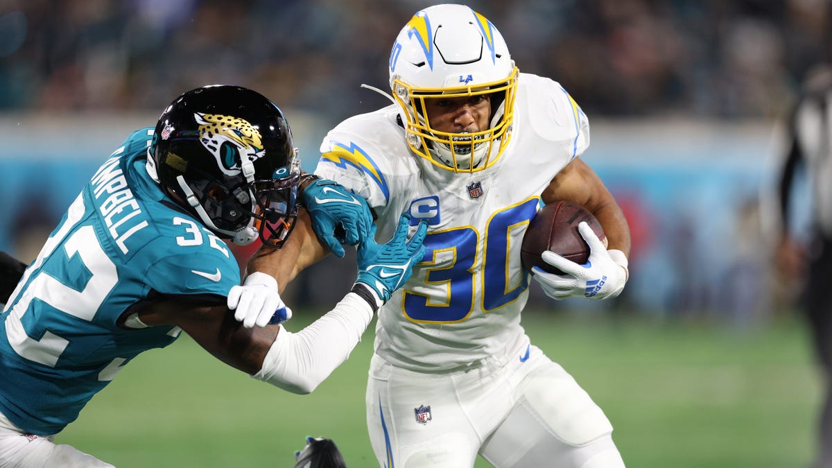 Austin Ekeler and Chargers agree to revised contract with added incentives.