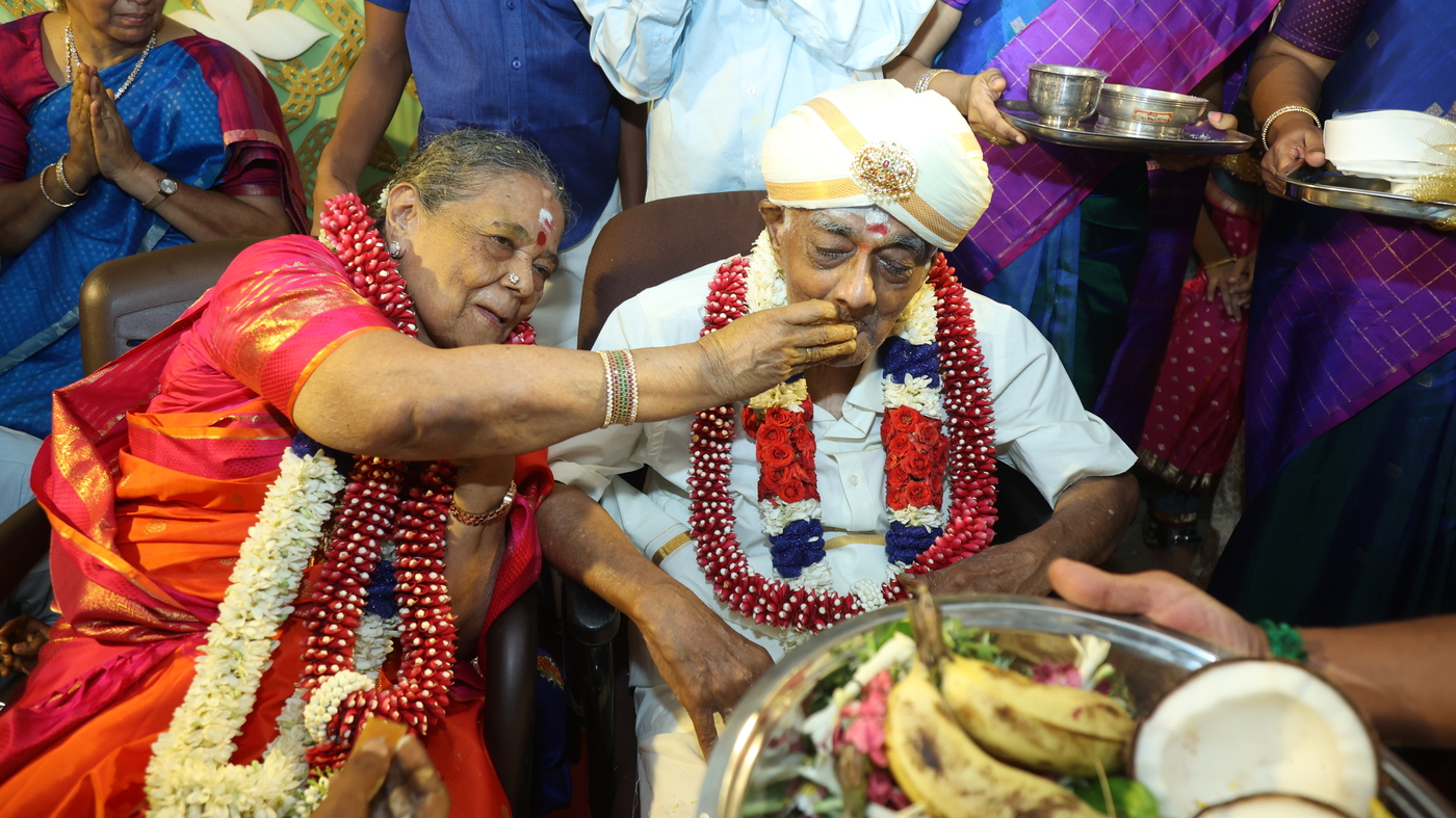 "Teenage Sweethearts Renew Vows After 71 Years: Secrets to Everlasting Love Revealed"