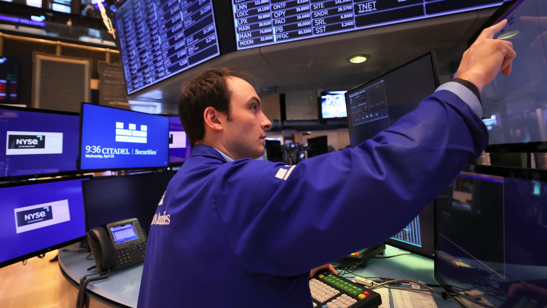 Stocks Rally on Strong Earnings and Fed Rate Hike Expectations