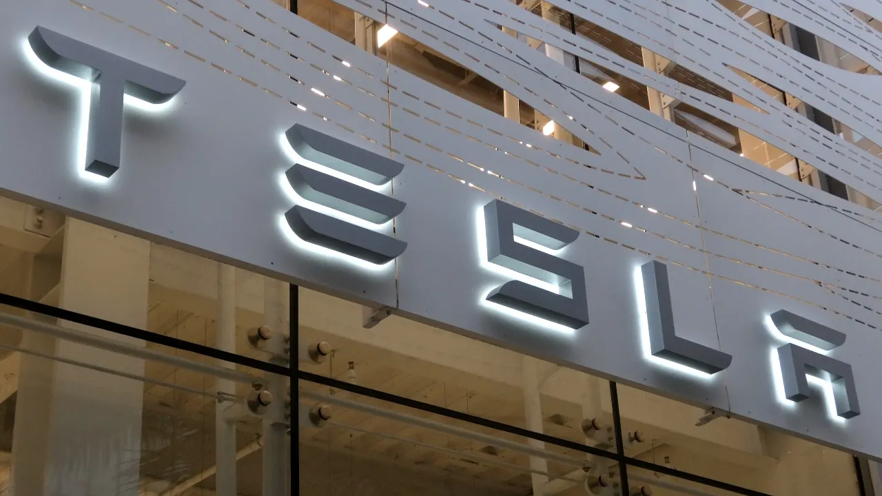 "Tesla's Earnings Report: Analyzing Profit Margin and Stock Performance"