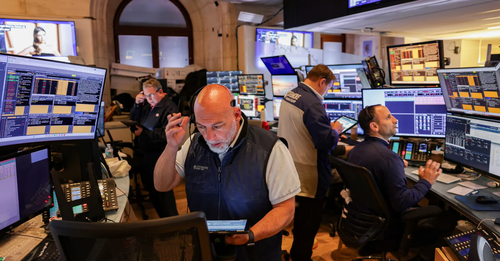 Wall Street Mixed as Economic Data Influences Market Movements