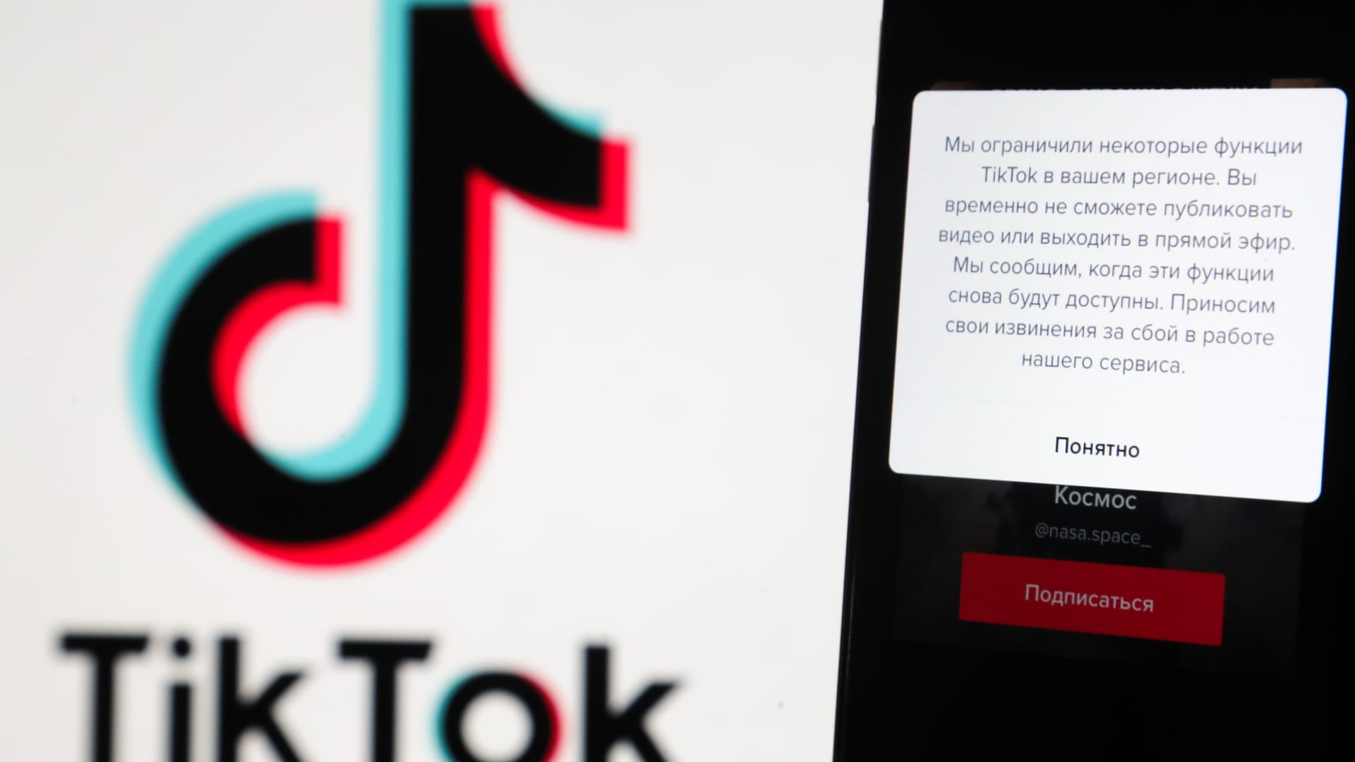 Featured image for "Congress Pushes for TikTok Divestiture Amid User Uproar"