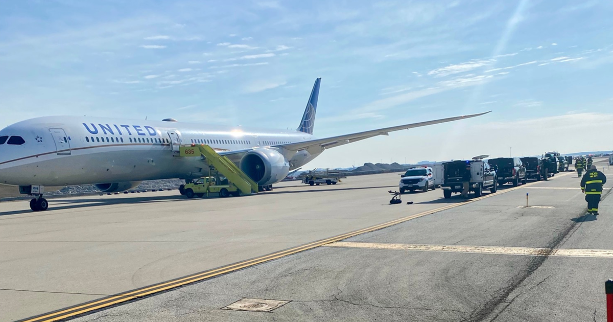 "United Airlines Flight Diverted to Chicago Amid Bomb Threat"