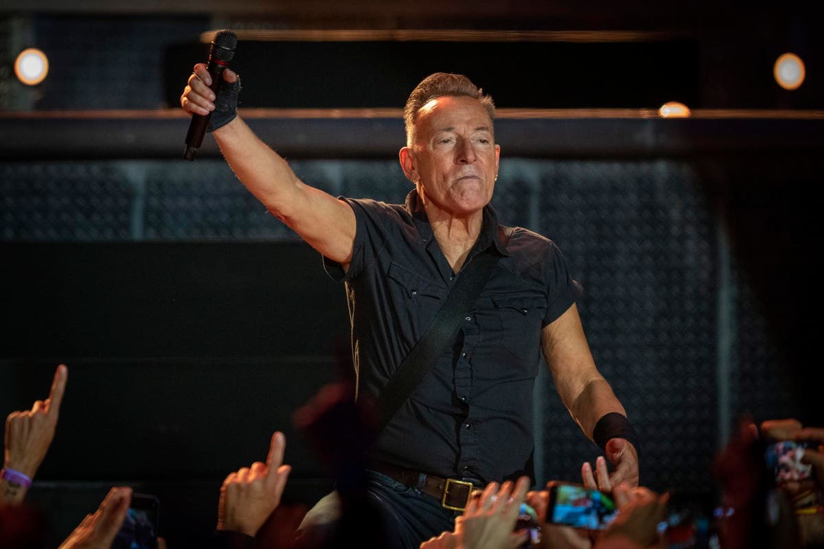 Featured image for Bruce Springsteen's Tour Delayed Until 2024 Amid Health Battle
