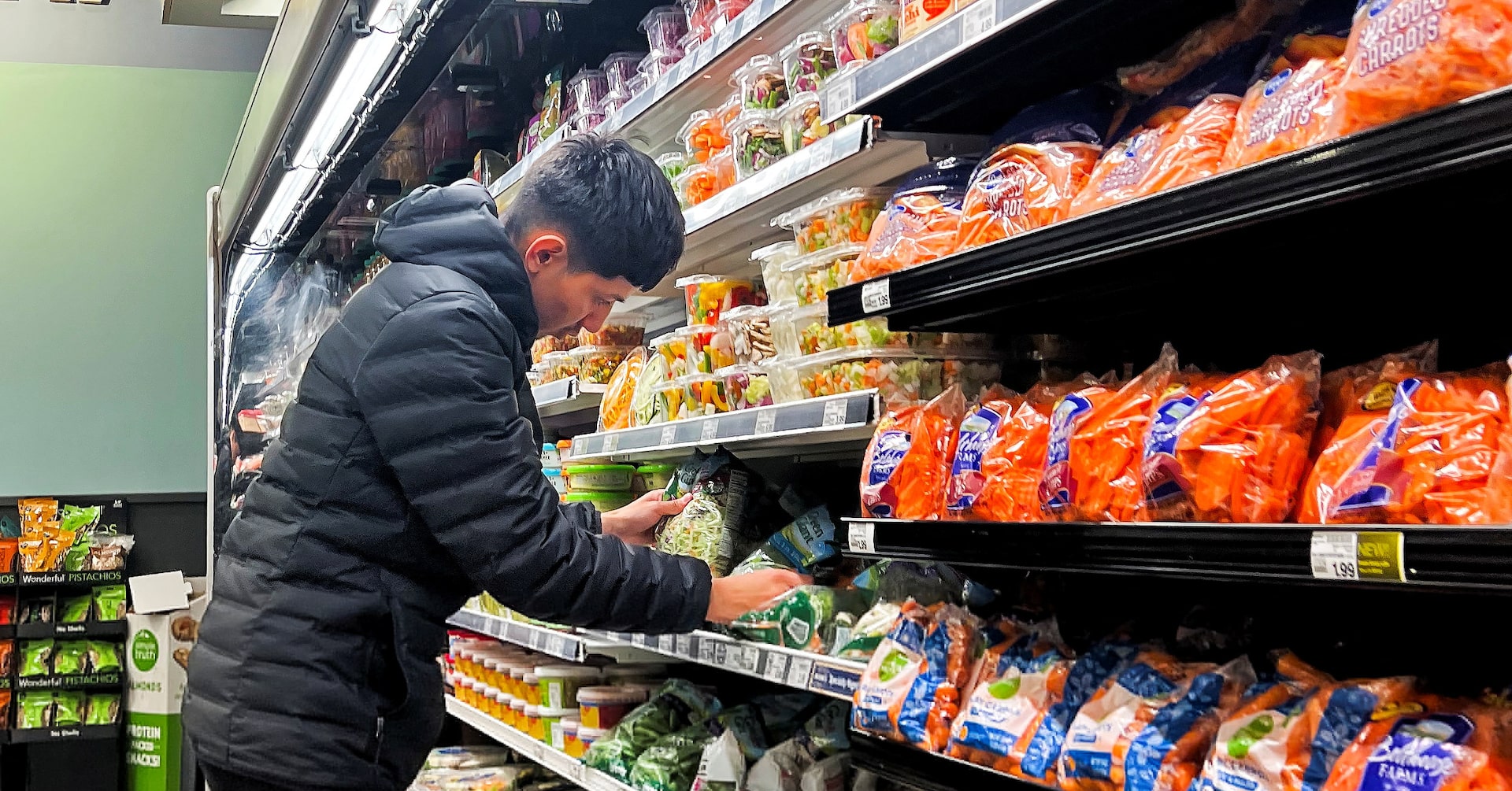 "US Inflation Moderates in April Amid Weak Consumer Spending"