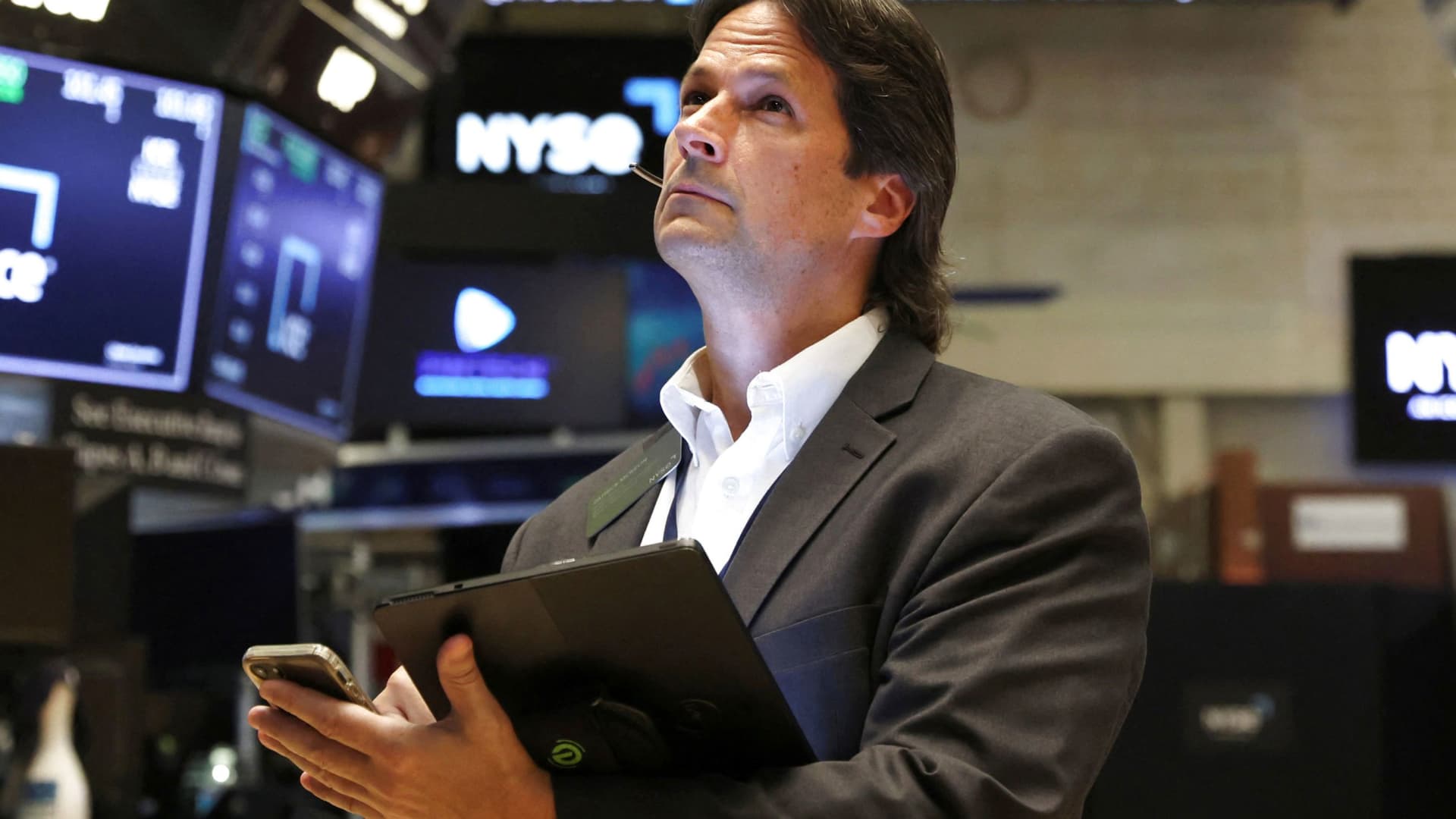 "Earnings Week Looms: Stock Futures Slip, Wall Street on Alert"