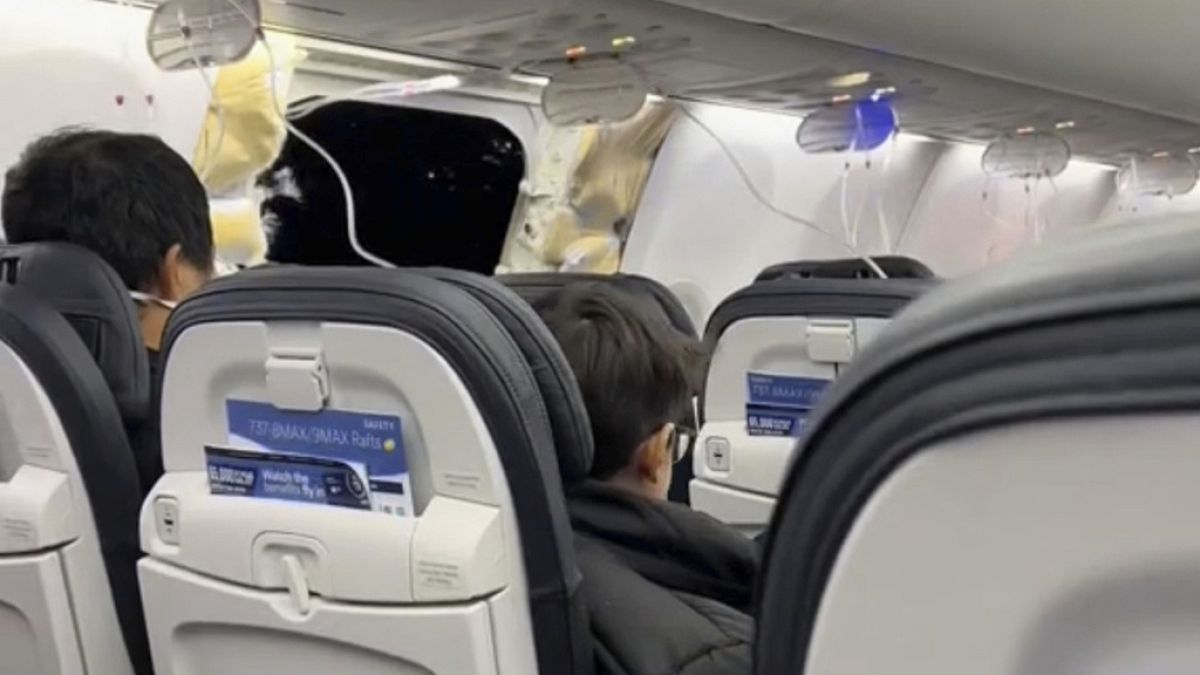 "US Grounds Boeing 737 Max Fleet Following Midflight Window and Door Malfunctions"