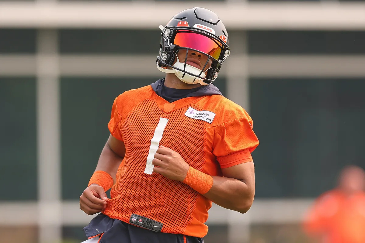 "Chicago Bears' 2023 NFL Offseason: Unleashing Justin Fields alongside DJ Moore in Fantasy Football"