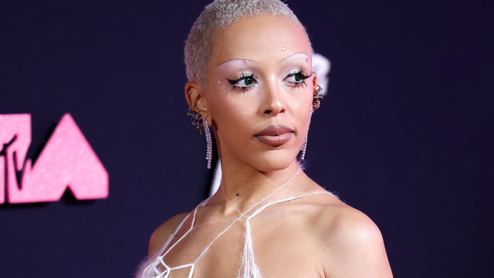 Featured image for Doja Cat's Controversial Posts and Upcoming 'Hot Ones' Episode Spark Excitement