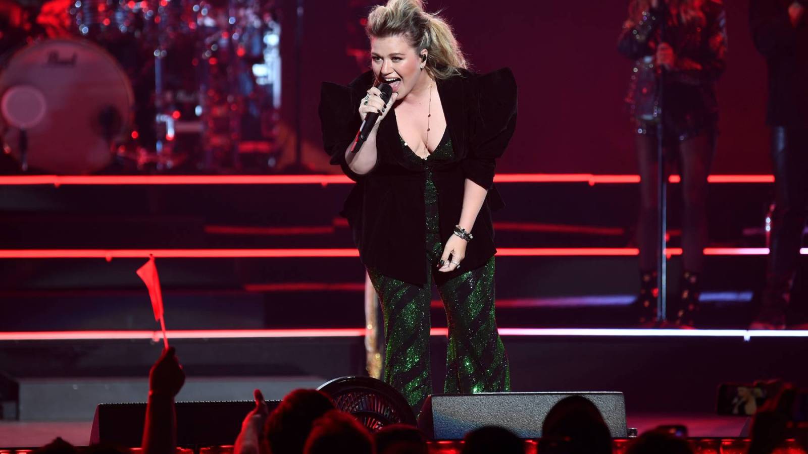 Featured image for "Kelly Clarkson Spreads Love by Officiating Surprise Wedding at Vegas Show"