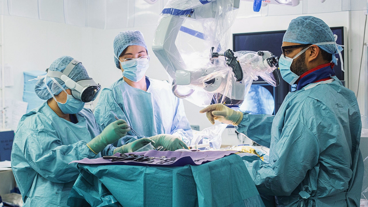 Featured image for "Apple Vision Pro Revolutionizes Surgical Procedures in the UK"