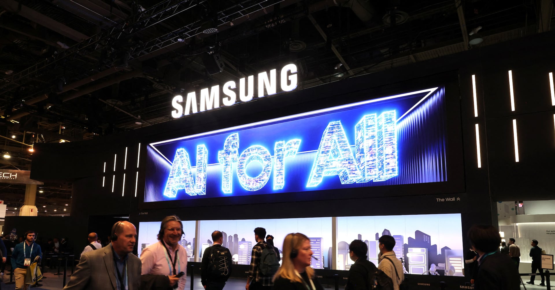 "Samsung Embraces SK Hynix Tech in AI Chip Race"