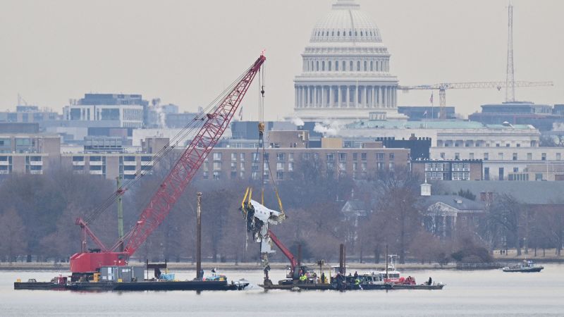Featured image for US government admits fault in deadly midair collision near Washington DC