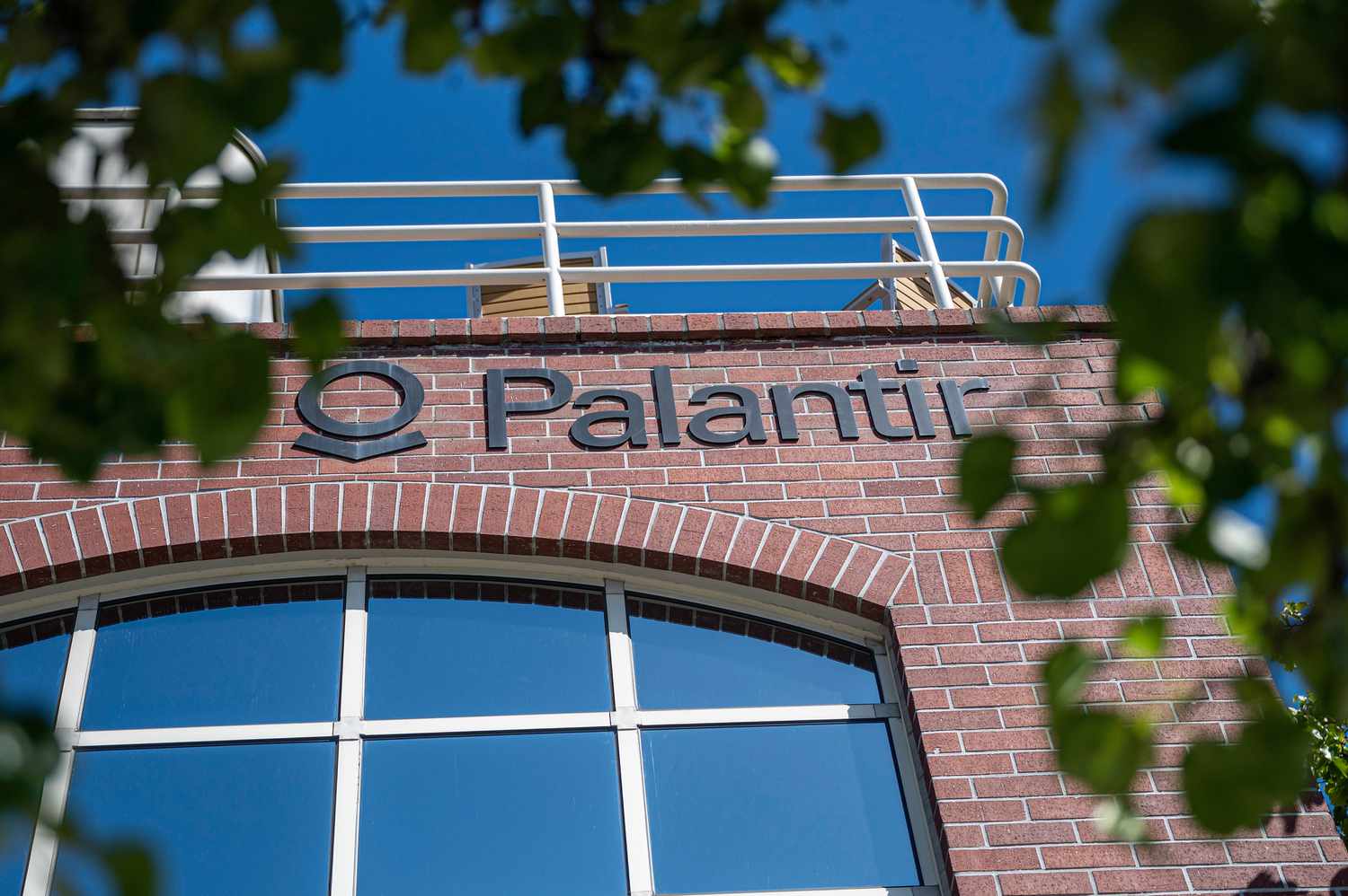 Palantir Soars Amid S&P 500 Fluctuations as Nasdaq Listing Nears