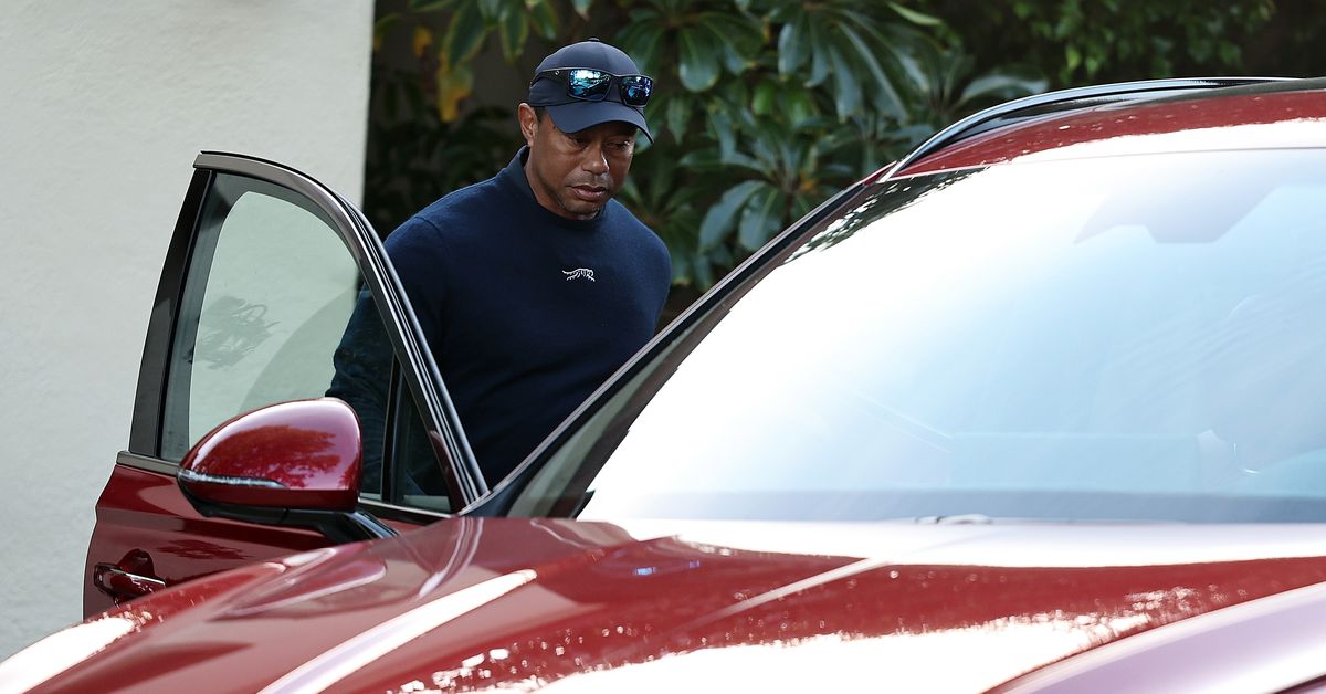 "Tiger Woods Withdraws from Genesis Invitational Due to Illness, Cantlay Leads by 5 Shots"