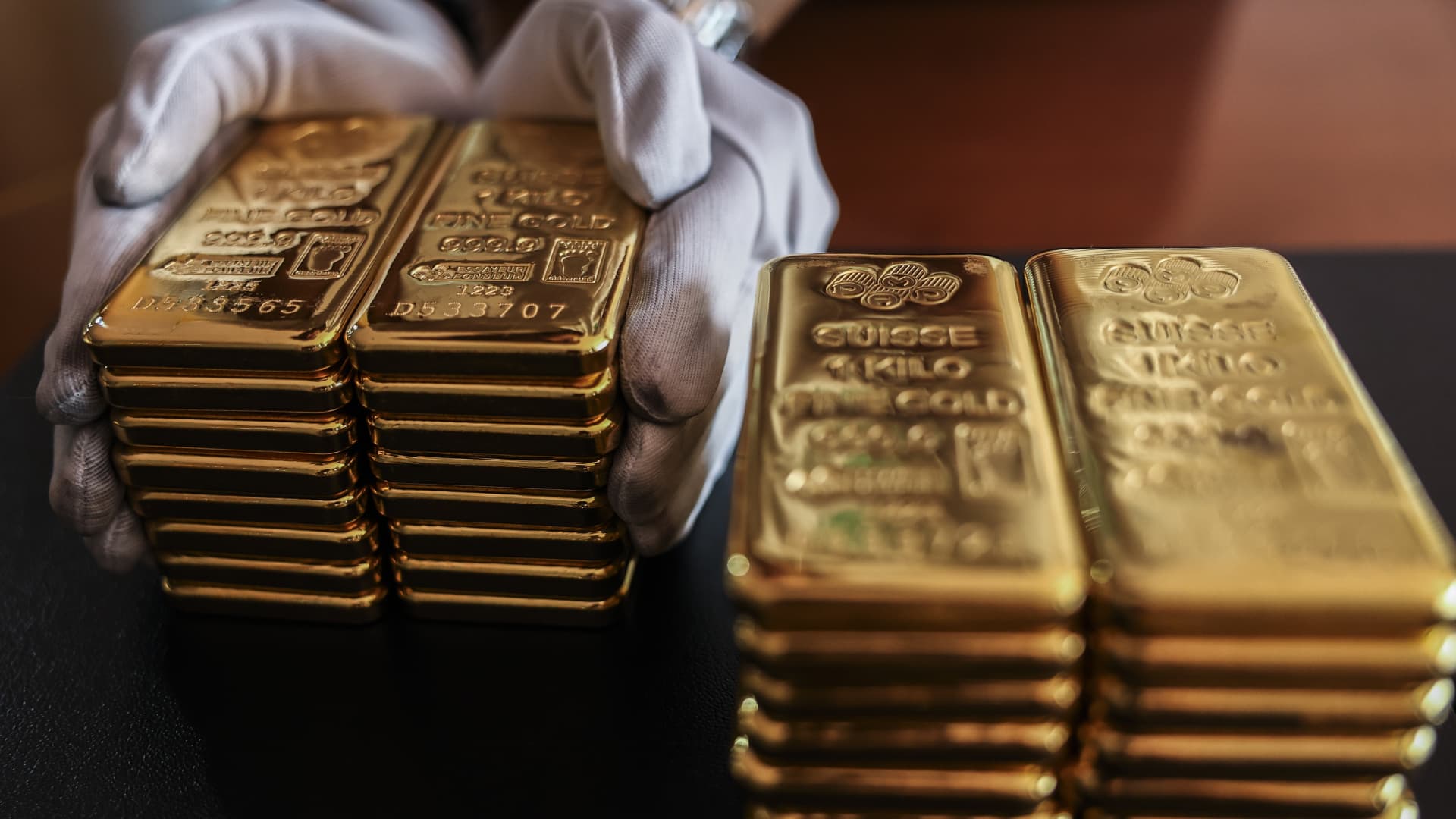 "Expert Warns of Vulnerability in Gold Prices Despite Record Highs"