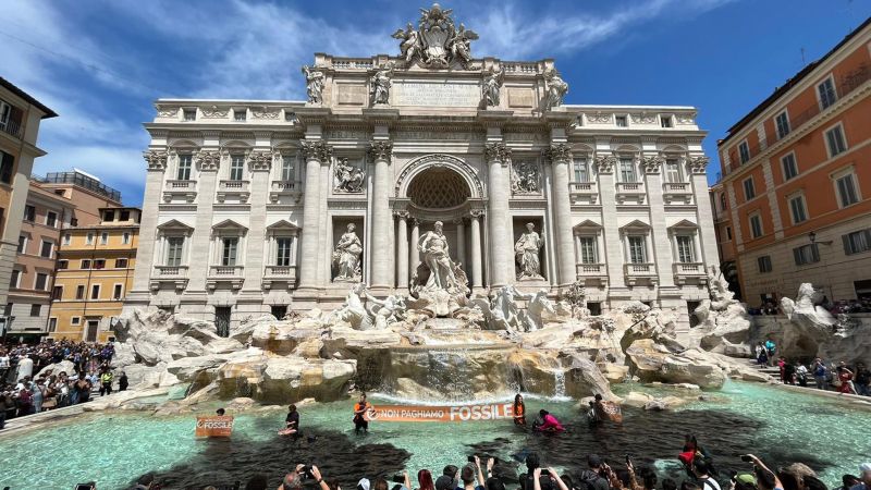 Featured image for Climate Activists Darken Rome's Trevi Fountain in Protest.