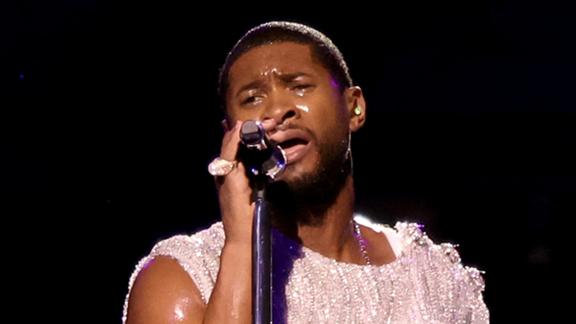 Featured image for "Usher Explains Justin Bieber's Super Bowl No-Show"