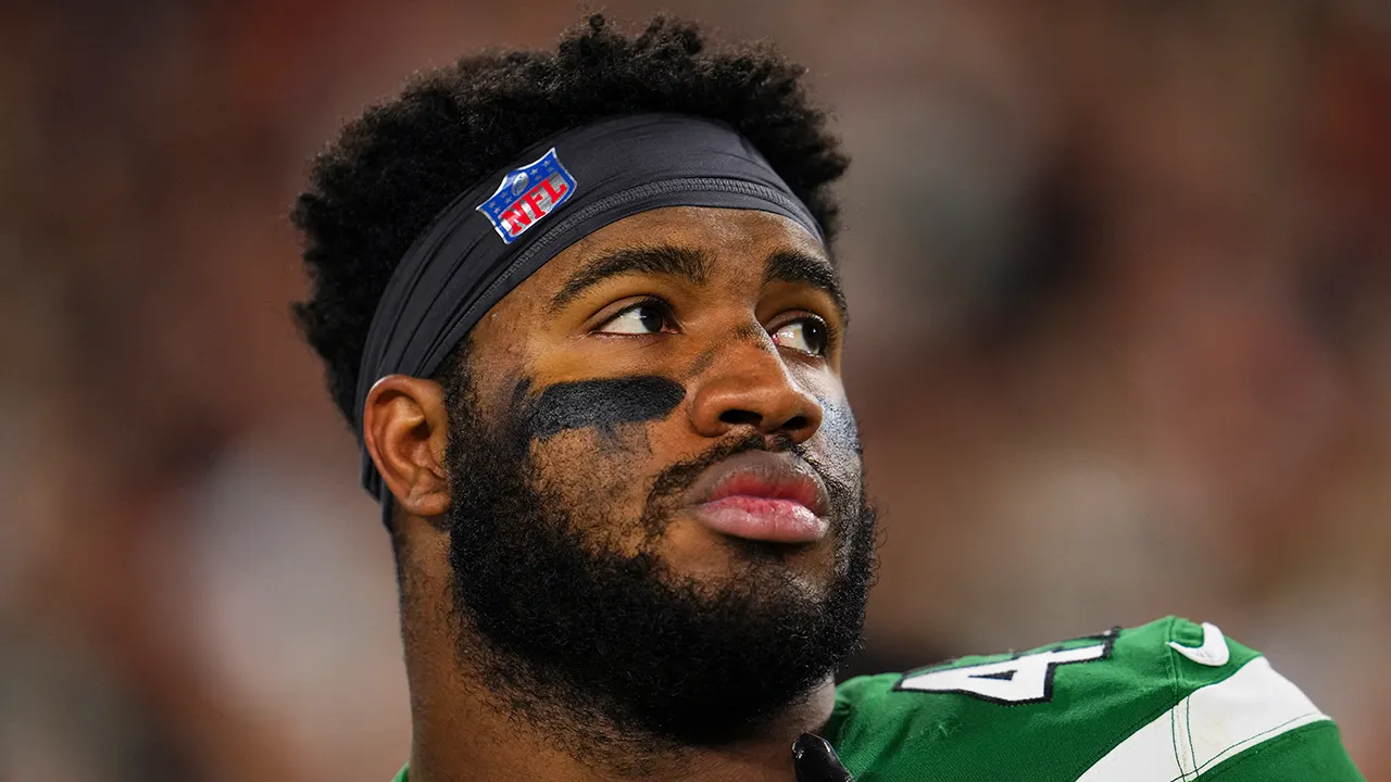 "Bryce Huff Signs Groundbreaking 3-Year Deal with Eagles, Poised to Make NFL History"