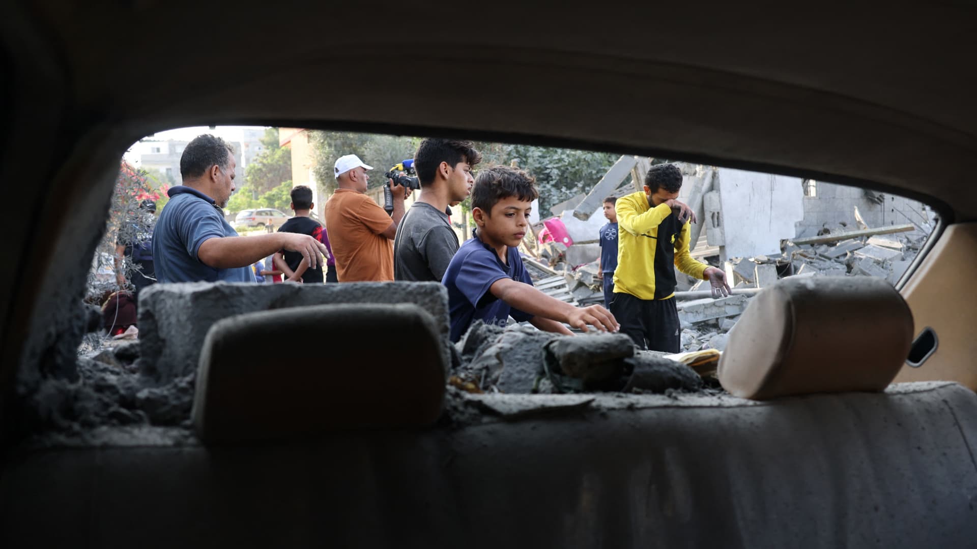 "Escalating Conflict: Death toll rises in Gaza as US strengthens presence in the Middle East"