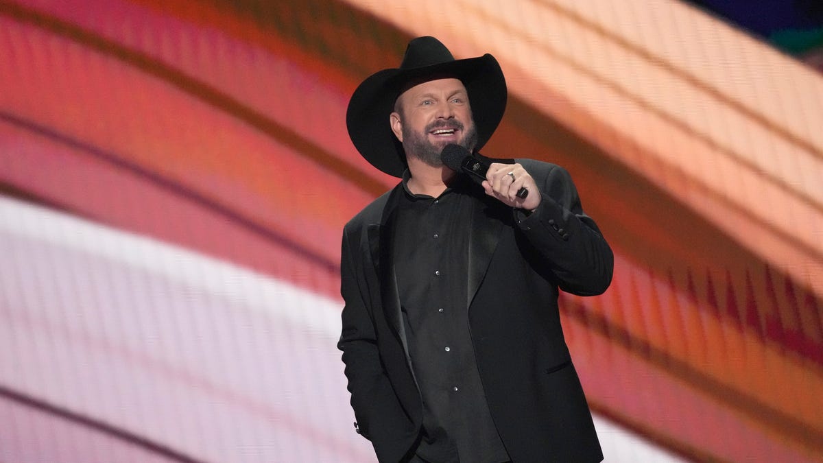 Garth Brooks Defies Critics, Vows to Serve All Beer Brands at His Bar