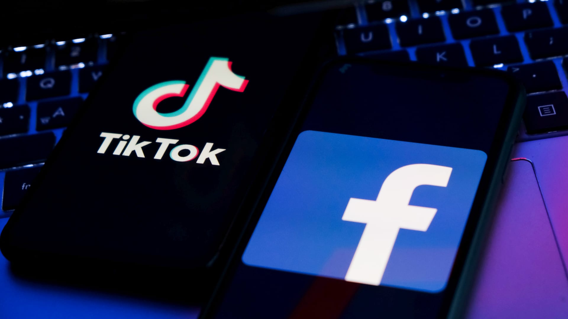 "EU Sets Deadline for Meta and TikTok to Disclose Actions Against Disinformation in Israel-Hamas Conflict"