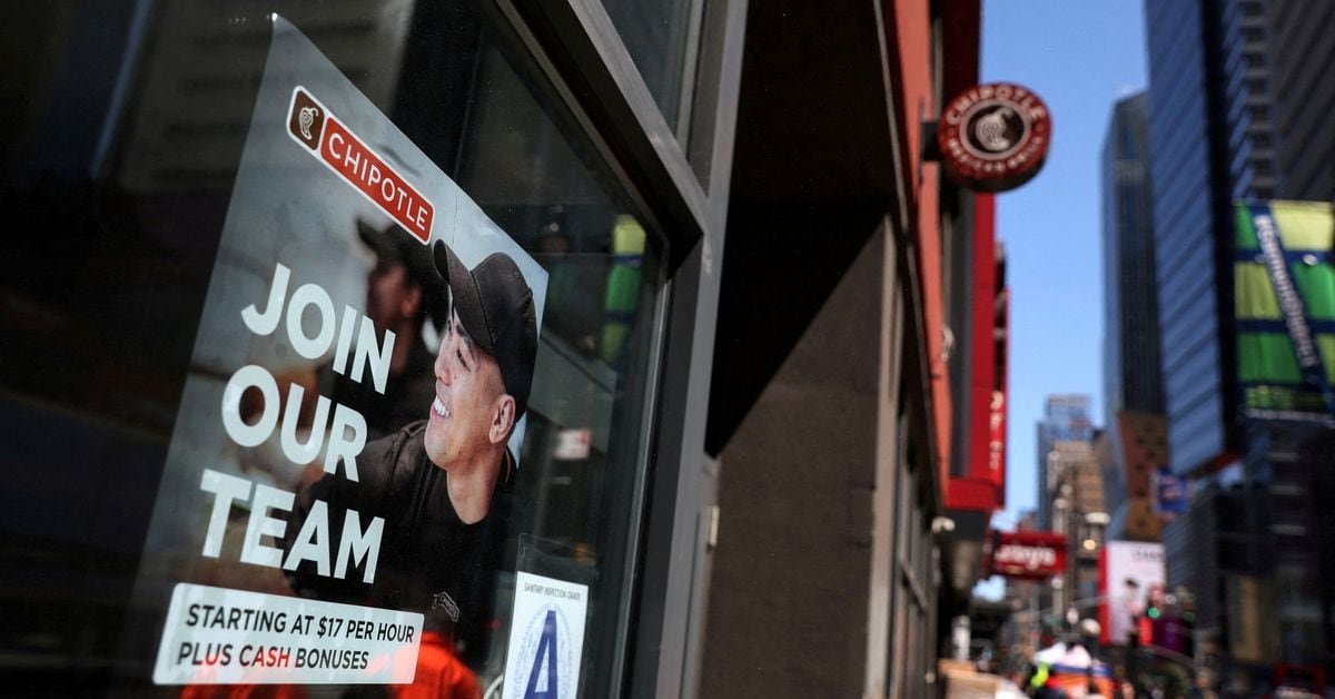 Labor Market Tightens as US Weekly Jobless Claims Decline
