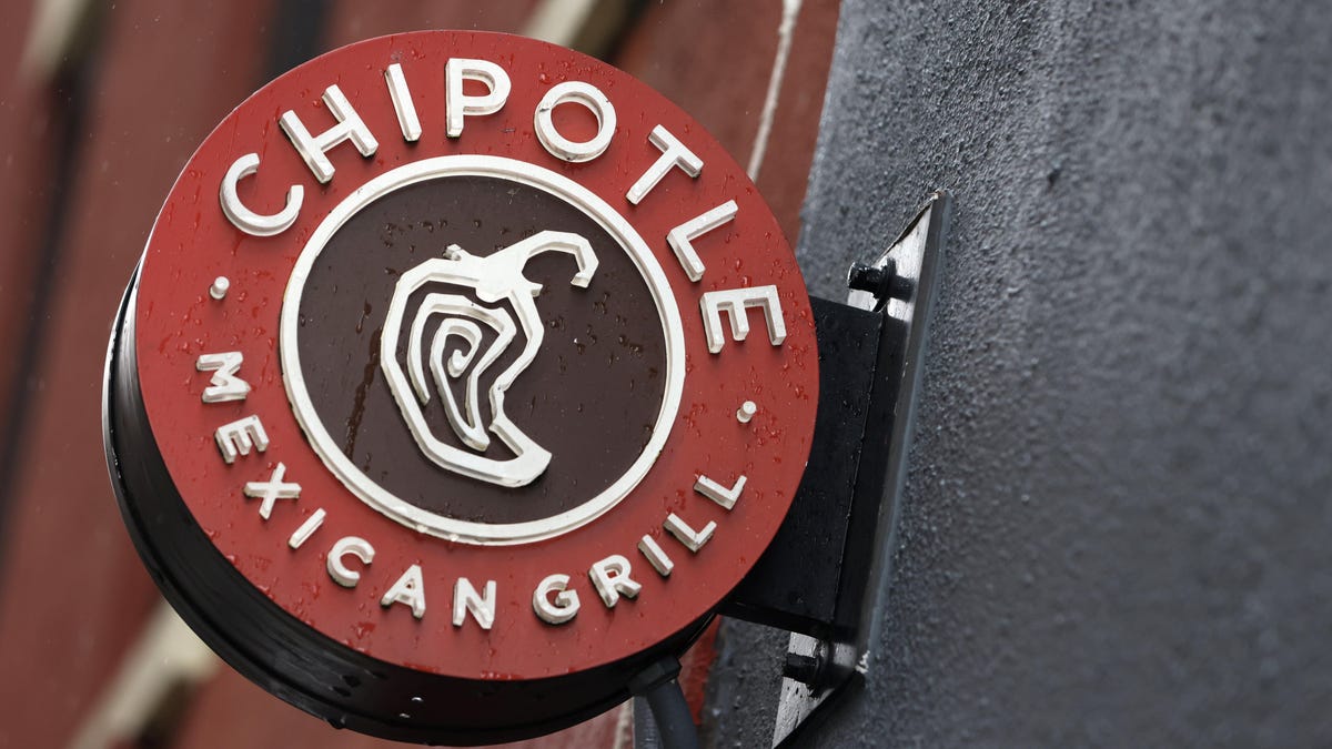 Chipotle's Earnings Soar Despite Passing on Minimum Wage Hike to Customers