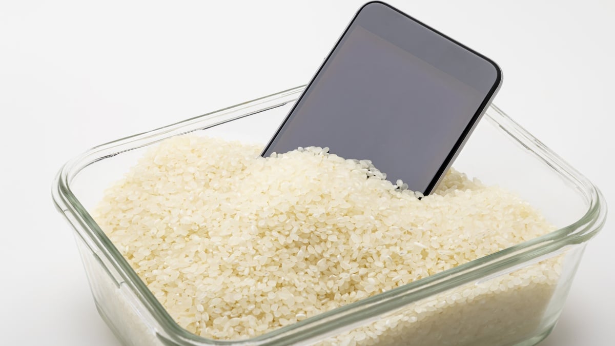 Featured image for Apple Warns Against Using Rice to Dry Wet iPhones