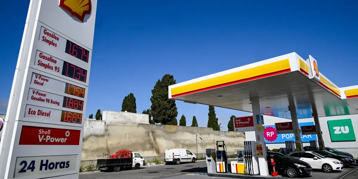 Oil Breaks $100 Amid Hormuz Turmoil, Sparking Market Warnings