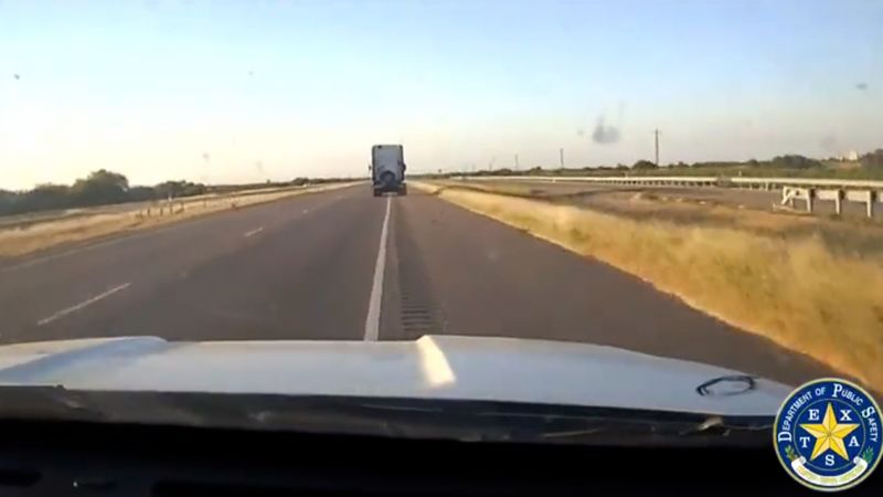 "Police Dashcam Captures High-Speed Pursuit and Arrest of Truck Driver Transporting 12 Illegal Immigrants"