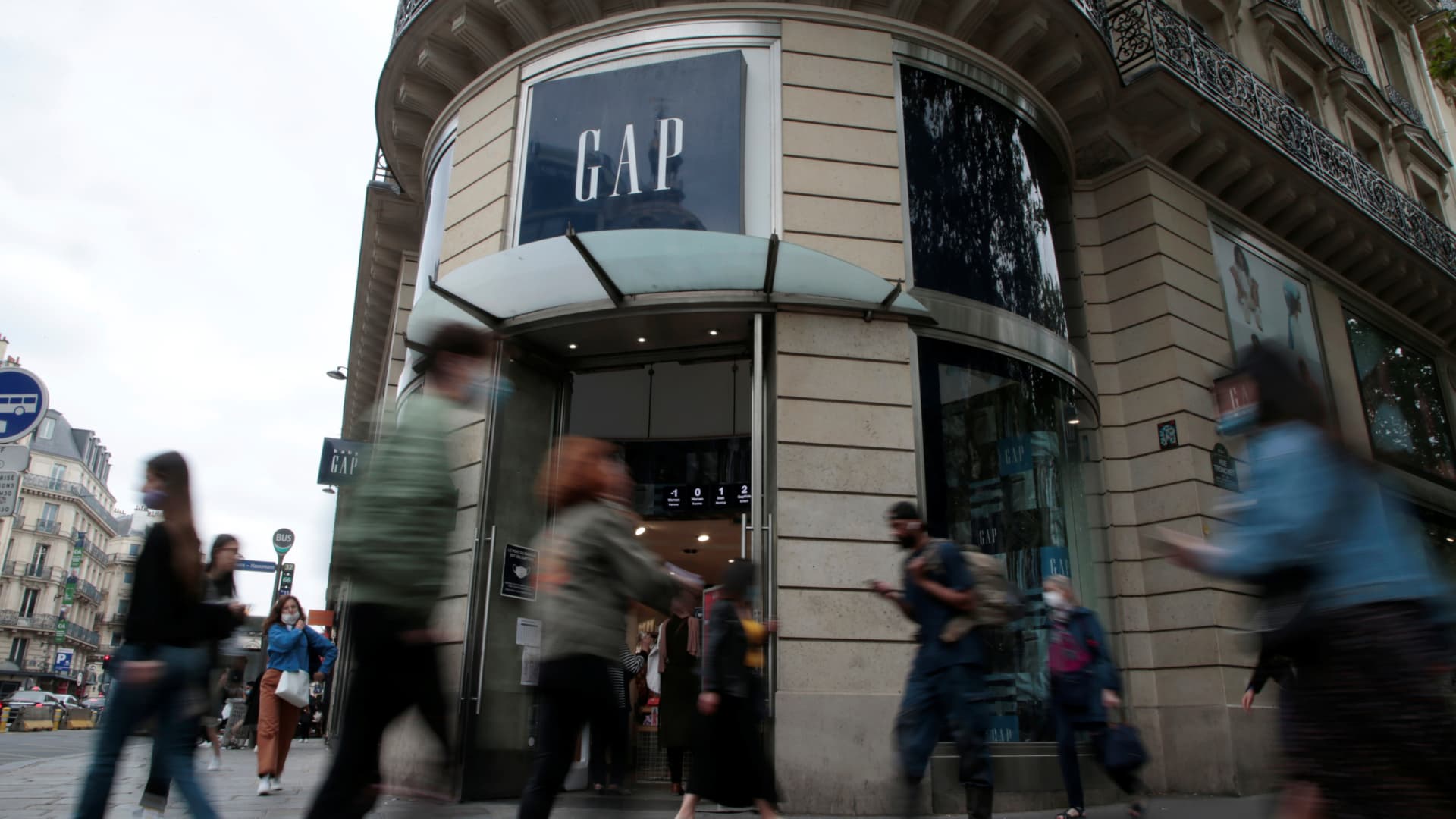 Featured image for Gap Shares Drop Amid Tariff Cost Concerns