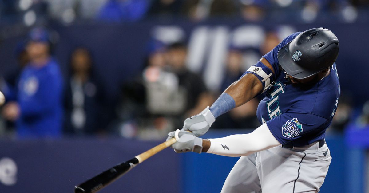 Mariners triumph over Blue Jays in extra innings.