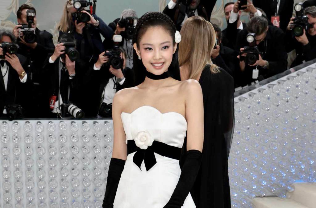 Blackpink's Jennie Kim Stuns at 2023 Met Gala with Chanel Tribute and Effortless Style.