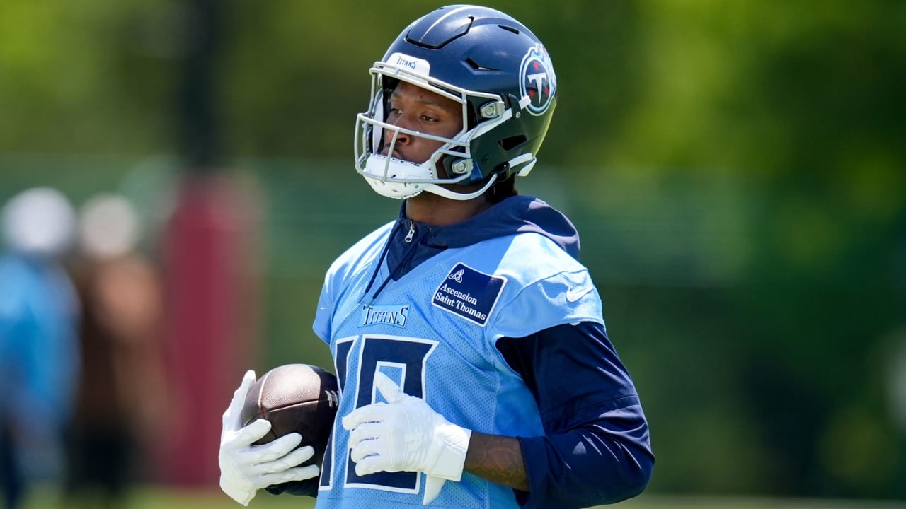 DeAndre Hopkins Aims to Outshine Titans' Talented WR Group in 2024