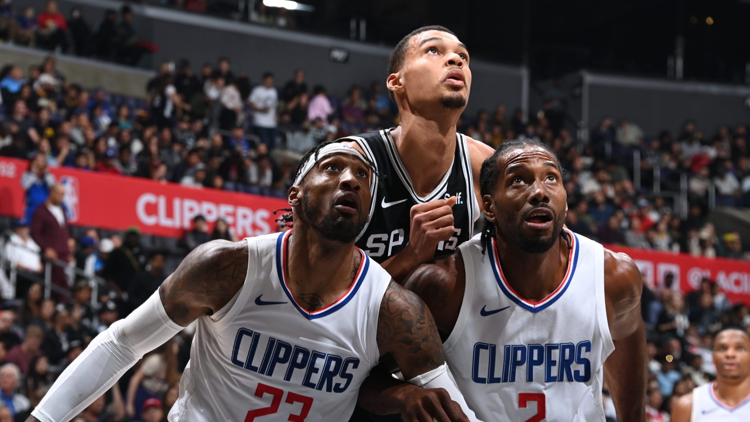 "Clippers Dominate Spurs in Blowout Victory"