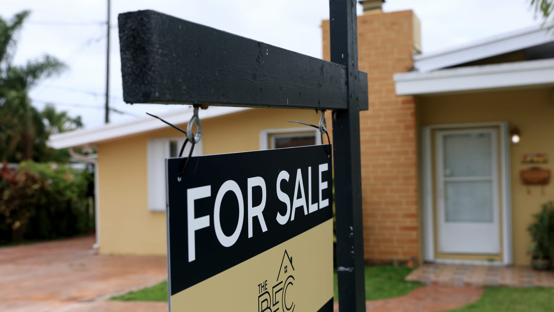 Mortgage Applications Slightly Increase Amid Stable Rates